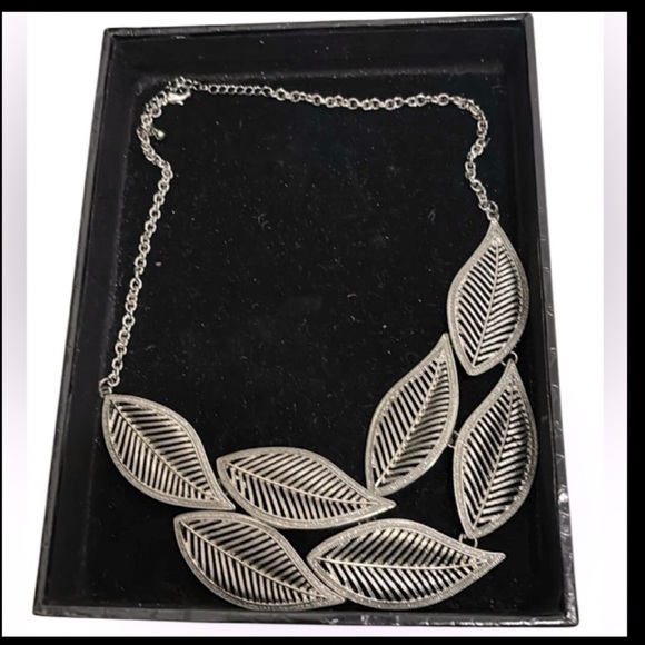 Vintage silver metal sparkles bold leafs statement necklace - Picture 11 of 11